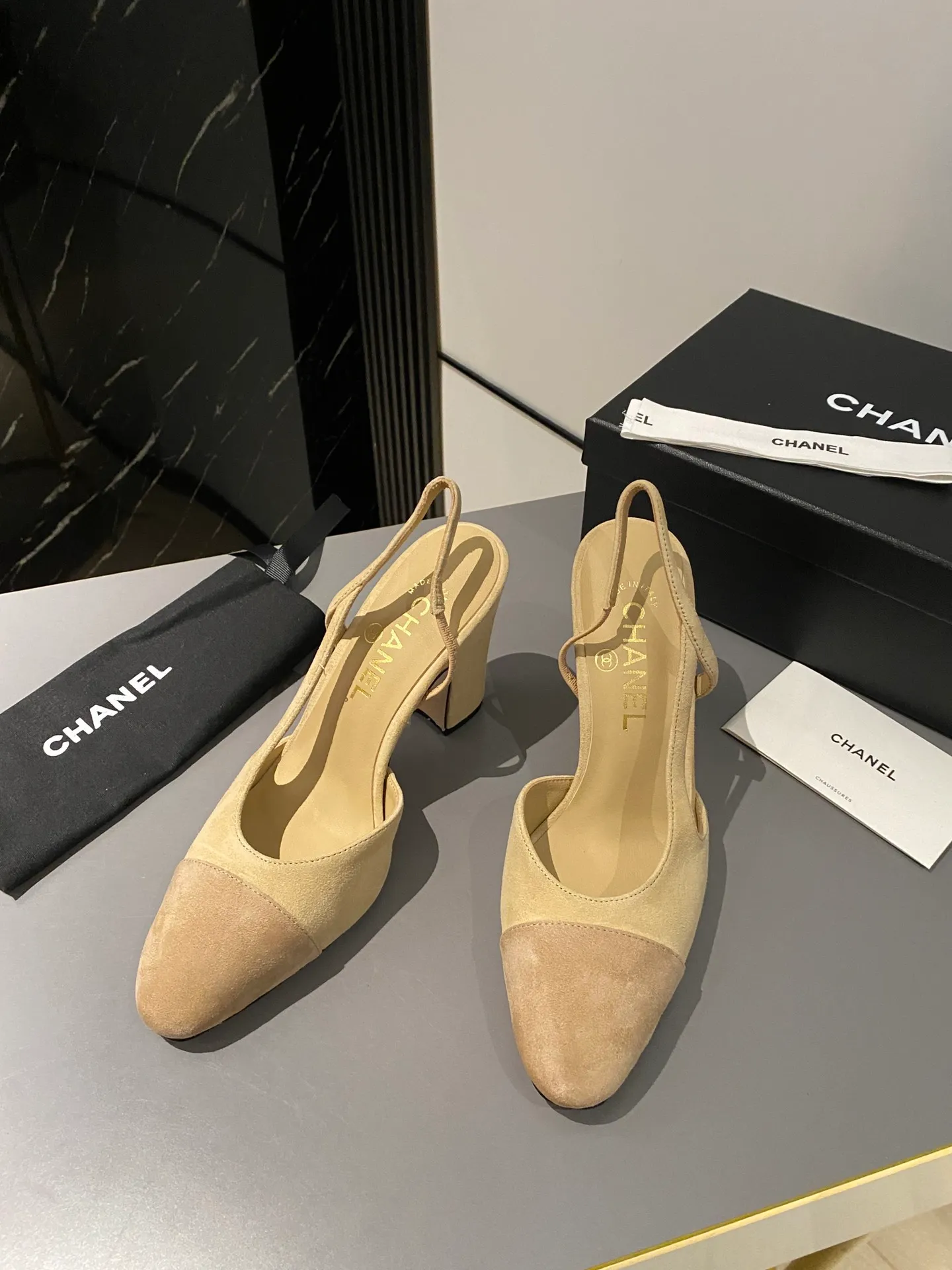 👟👟Ex-factory price 520👟👟 Purchase grade, high-heeled version, Chanel classic slingback sandals. We have been making this model for the past few years. This year, we will re-purchase the version and make a detailed copy again. I found that the upper lines and body comfort of the new version have been slightly adjusted! The brand won't say anything because the overall appearance difference is not big and it doesn't affect wearing. All colors now produced are produced according to the latest styles! What you buy is the latest classic model from the counter, made of imported mixed sheepskin surface material, imported mixed sheepskin, and Italian imported cowhide leather soles! High heels 9.5cm Size: 35-39 Other sizes can be customized (customized sizes 34, 40, 41, 42, 43 are non-refundable and non-exchangeable)